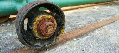 Eski terk edilmiş bir binanın eski kapısının paslı demir tekerleği.