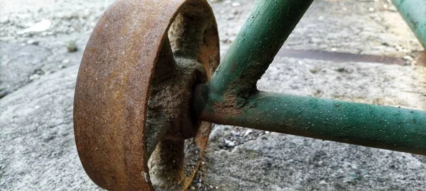 古い廃屋の門の錆びた鉄の車輪は — ストック写真