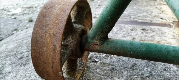 Roue Fer Rouillée Ancienne Porte Vieux Bâtiment Abandonné — Photo