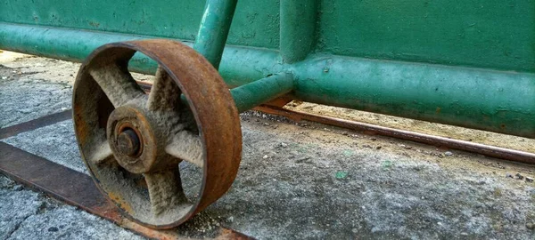 Eski Terk Edilmiş Bir Binanın Eski Kapısının Paslı Demir Tekerleği — Stok fotoğraf