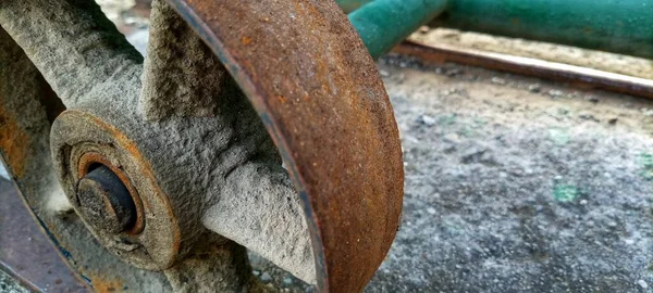 Roda Ferro Enferrujado Portão Velho Edifício Abandonado Velho — Fotografia de Stock