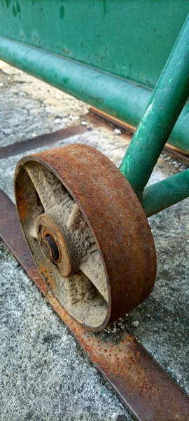 Das Rostige Eisenrad Des Alten Tores Eines Alten Verlassenen Gebäudes — Stockfoto