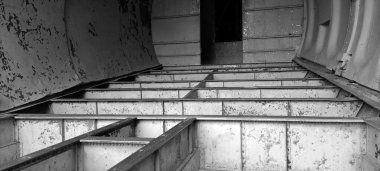 Bahçe dekorasyonu için kullanılan eski bir uçak kulübesi. Çok çekici siyah beyaz bir fotoğraf.