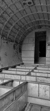 Bahçe dekorasyonu için kullanılan eski bir uçak kulübesi. Çok çekici siyah beyaz bir fotoğraf.