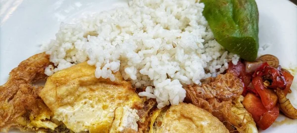 Indonéská Snídaně Tofu Rýže Sójovou Omáčkou Rajčaty Cibulí — Stock fotografie