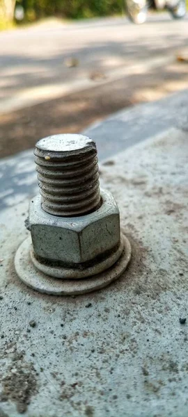 Der Silberne Bolzen Der Mutter Ist Außen Verwittert — Stockfoto