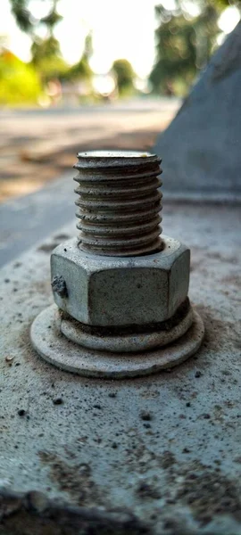 Der Silberne Bolzen Der Mutter Ist Außen Verwittert — Stockfoto