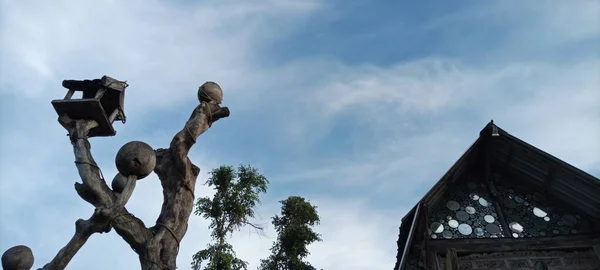 Casa Del Pájaro Viejo Árbol Madera Sobre Fondo Cielo Azul — Foto de Stock