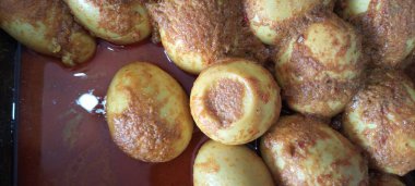 Koçan, rendang, baharatlı köri soslu tavuk ve yumurta.