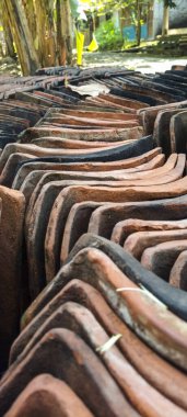 Kahverengi ve siyaha dönen kullanılmış kiremitler.