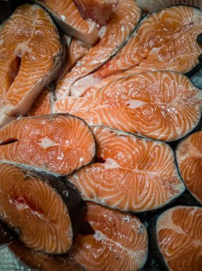 Kırmızı balık somon balığı, yakın plan balık arkaplanını keser.