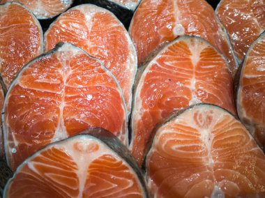 Kırmızı balık somon balığı, yakın plan balık arkaplanını keser.