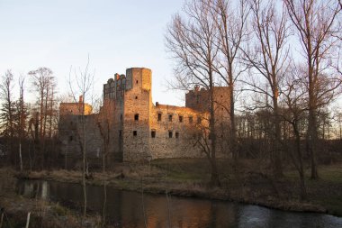 Kışın eski şatonun kalıntıları