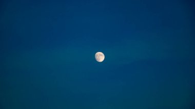 Gökteki ay, Gecedeki ay