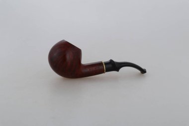 Beyaz arkaplanda sigara piposu