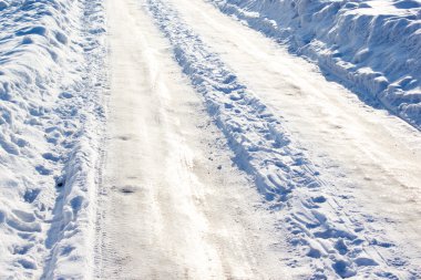 Kış iz, karda yol