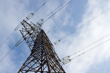 Yüksek gerilim hattı mavi gökyüzü arka plan üzerinde