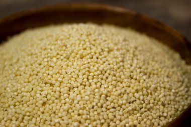 Kuskus ahşap arka plan üzerinde sağlıklı bir diyet için