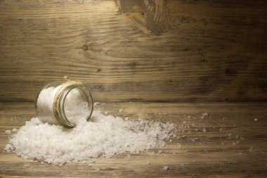 Ahşap arka plan üzerinde büyük deniz tuzu