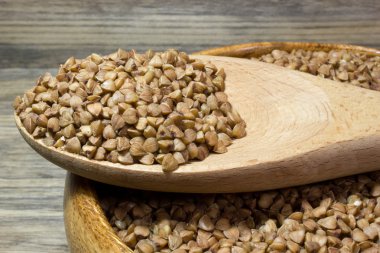 Ahşap arka planda karabuğday