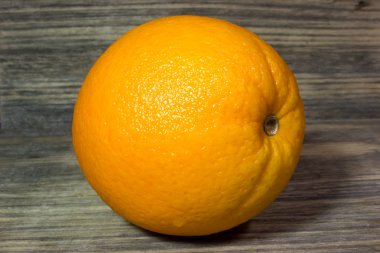 Ahşap arka plan üzerinde turuncu meyveler