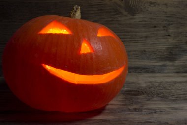 Kabak Cadılar Bayramı için ahşap arka plan üzerinde yanan.