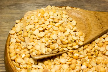 Ahşap arka plan üzerinde tahta kaşık kuru bezelye ezilmiş