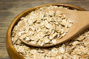 Tahta kaşık ahşap arka plan üzerinde buğday gevreği