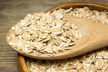 Tahta kaşık ahşap arka plan üzerinde buğday gevreği