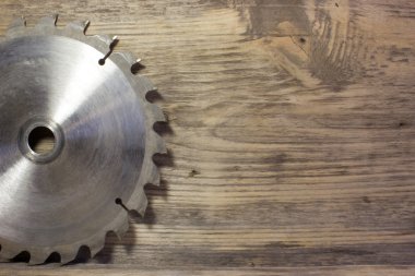 Sürücü daire testere ahşap arka plan üzerinde