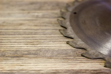 Sürücü daire testere ahşap arka plan üzerinde