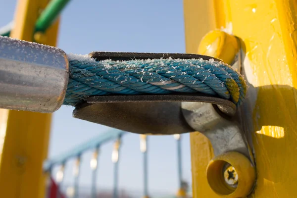 The knot of fastening a rope to a block in the frost — Stock Photo, Image