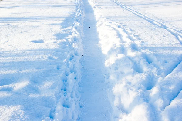 Sendero de invierno, el camino en la nieve — Foto de Stock