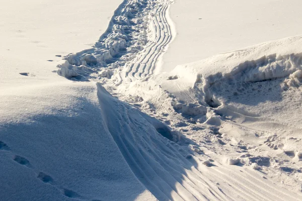 Sendero de invierno, el camino en la nieve — Foto de Stock