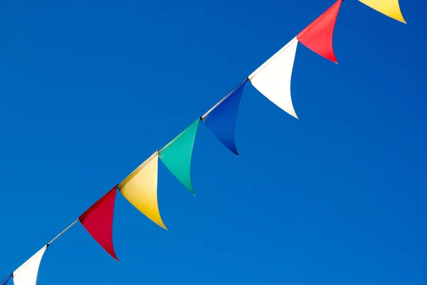 Festivalové vlajky na pozadí modré oblohy — Stock fotografie