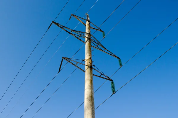 青い空を背景に高電圧線 — ストック写真