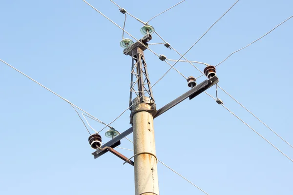 青い空を背景に高電圧線 — ストック写真