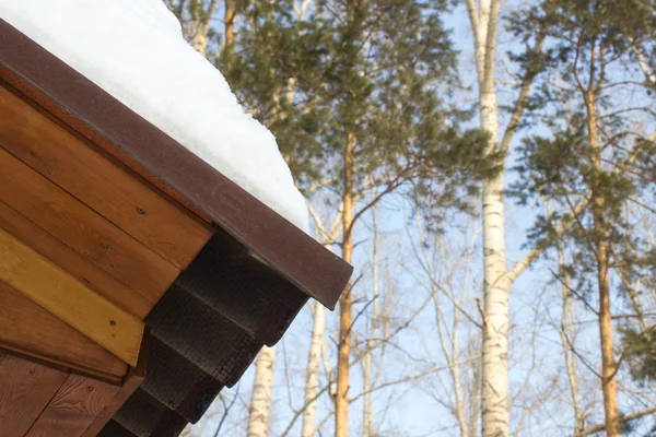 La nieve en el techo de una casa de madera — Foto de Stock