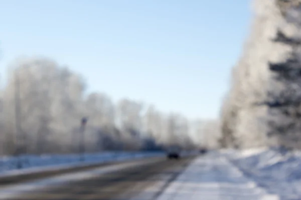 雪中有轮胎痕迹的冬路 — 图库照片