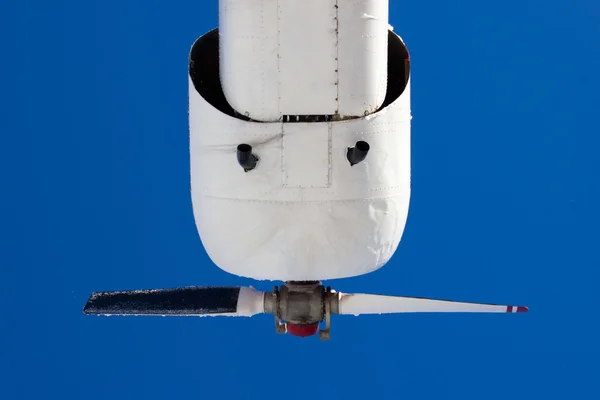 Avion hélice sur fond bleu ciel — Photo