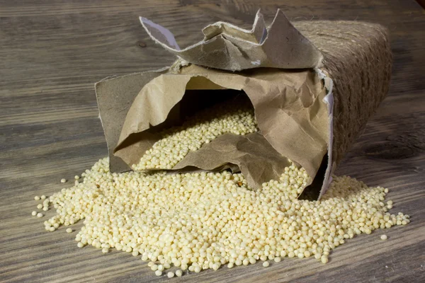 Couscous para una dieta saludable sobre fondo de madera —  Fotos de Stock