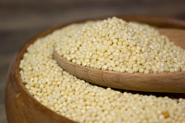 Couscous für eine gesunde Ernährung auf Holzboden — Stockfoto