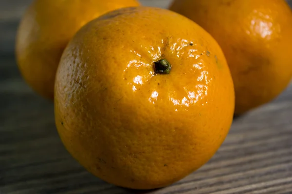 Orange frukter på trä bakgrund — Stockfoto