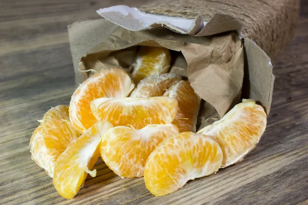 Fette di mandarino su sfondo di legno — Foto Stock