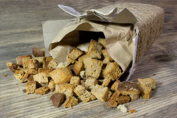 Croutons caseros sobre fondo de madera — Foto de Stock