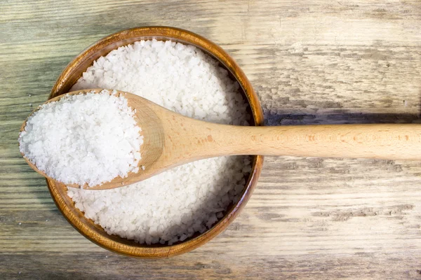 Ahşap arka plan üzerinde büyük deniz tuzu