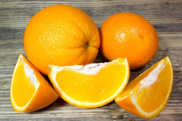 Oranje vruchten op houten achtergrond — Stockfoto