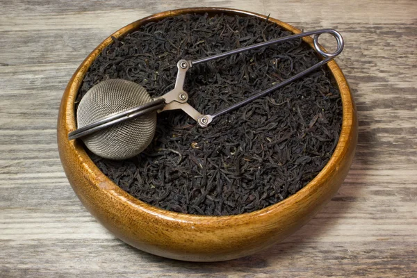 Tør teblade til sort te på træbaggrund - Stock-foto
