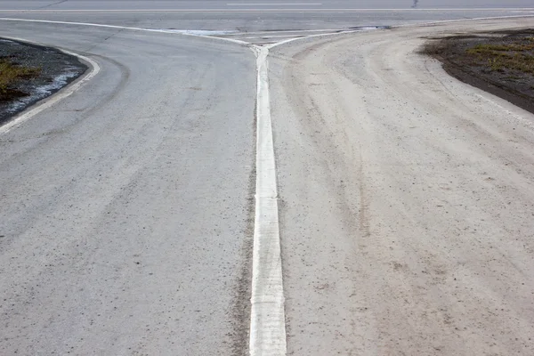 Ländliche Landschaft mit leerer Asphaltstraße — Stockfoto