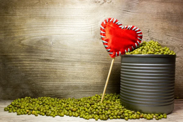 Любви зеленой фасоли и красного сердца на деревянном фоне — стоковое фото